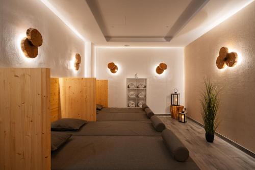 a room with wooden dividers in the middle of the room at Strandlounge - 5 Sterne-Wohnung mit XXL-Balkon, Wellness & Boddenblick in Wustrow