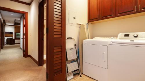 a small laundry room with a washer and dryer at ❤PiH❤ Endless Ocean Views Villa Gorgeous Mauna Kea Ocean and Mountain View in Hapuna Beach
