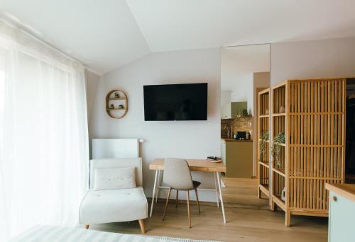 una camera da letto con tavolo, sedia e scrivania di Kątowa Studio - Sauna, AC, balcony a Cracovia