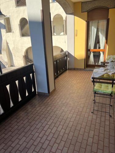 a room with a balcony with a table in the middle at Poma Luxury 1 Piano in Borno