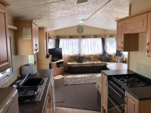 Dapur atau dapur kecil di Caravans Tattershall Lakes
