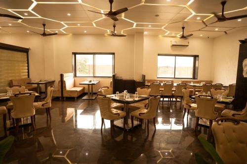 Hotel Grand Sarowar and Shakuntal Lawnsにあるレストランまたは飲食店