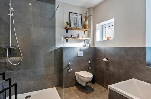 Ένα μπάνιο στο Modernes Apartment im Erdgeschoss