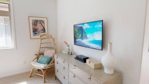 TV a/nebo společenská místnost v ubytování PARADISE AWAITS Idyllic 4BR Single-Level KaMilo Home with Private Pool