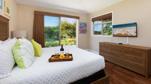 Televisyen dan/atau pusat hiburan di HAWAIIAN DREAM Relaxing KaMilo 3BR Home with Private Beach Club