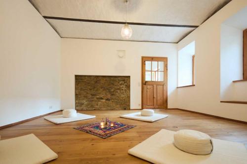 a room with three meditation mats and a fireplace at Biogarten-Ferienhaus Schiltern in Krems an der Donau