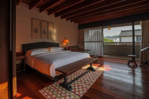 Postel nebo postele na pokoji v ubytování Hangzhou West Lake Anyu Hotel