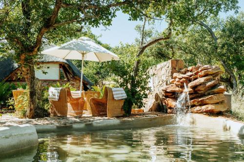 Κήπος έξω από το Dinkweng Safari Lodge