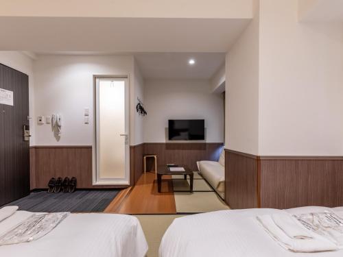 Katil atau katil-katil dalam bilik di Hotel Excellence Enmachi Ekimae