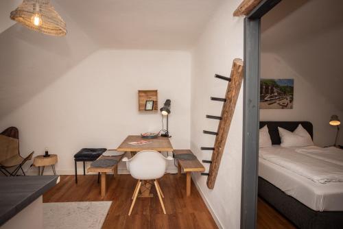 a small room with a desk and a bed at Saarschleifenlodge in Dreisbach