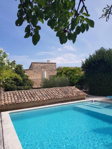 une piscine devant une maison dans l'établissement Bastide La Destinée, à Ménerbes