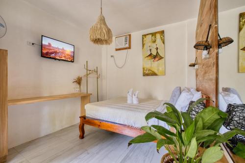 Televiisor ja/või meelelahutuskeskus majutusasutuses Central Cozy Bungalow 1 with AC and WIFI 5 min to Beach