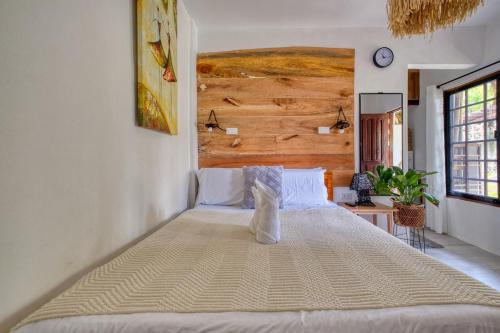 Voodi või voodid majutusasutuse Central Cozy Bungalow 1 with AC and WIFI 5 min to Beach toas