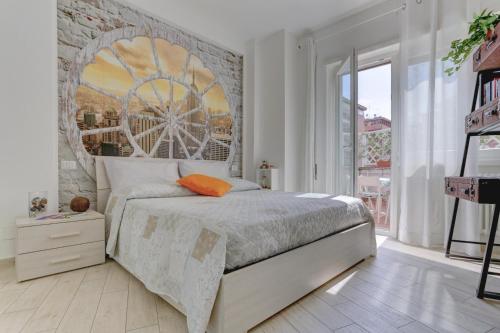Un dormitorio con una cama con un gran mural de ruedas en la pared. en Delizioso attico con terrazzo, en Roma