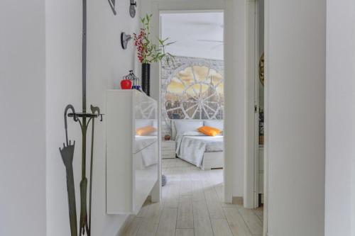 pasillo con dormitorio con cama en Delizioso attico con terrazzo, en Roma