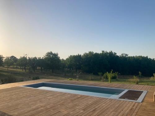 - une piscine installée au-dessus d'une terrasse en bois dans l'établissement Les gîtes de Pech Caussen, à Villesèque