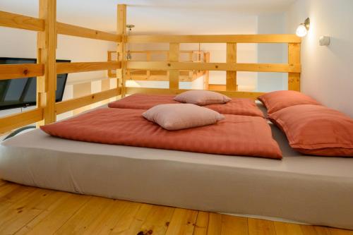 克拉尼APARTMA RANČ LUŽE的一张大床,上面有两个枕头