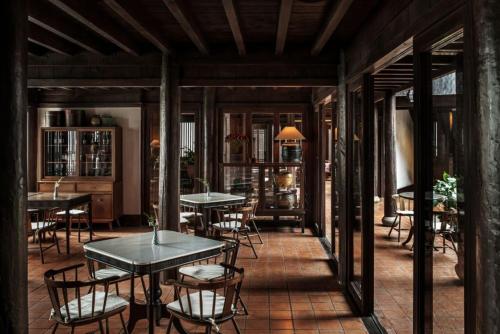 a dining room with tables and chairs in a room at Lijiang Old Town Anyu hotel in Lijiang