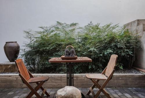 two chairs and a table with a tea kettle on it at Lijiang Old Town Anyu hotel in Lijiang