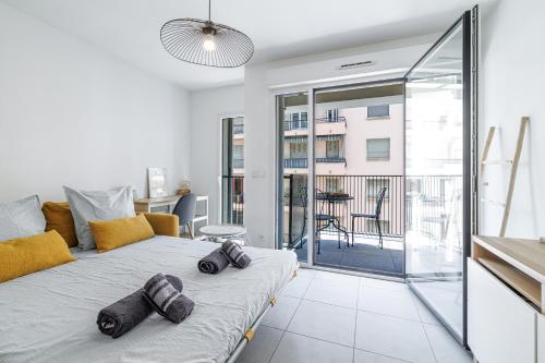 une chambre avec un lit et un balcon dans l'établissement Charmant 2 pièces lumineux Quartier du Port, à Nice