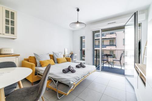un salon avec un lit et une salle à manger dans l'établissement Charmant 2 pièces lumineux Quartier du Port, à Nice