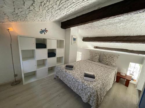 une chambre avec un lit et un mur de briques dans l'établissement Provenzalisches Haus Les Lauriers Roses - Garten mit Meerblick und Gemeinschaftspool by Riviera HomeLife, à Agay