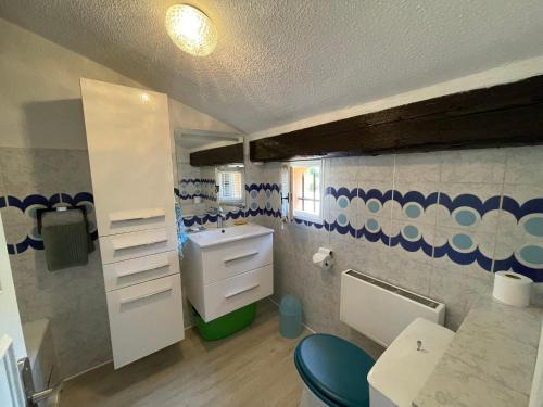 une salle de bain avec un lavabo et des toilettes dans l'établissement Provenzalisches Haus Les Lauriers Roses - Garten mit Meerblick und Gemeinschaftspool by Riviera HomeLife, à Agay