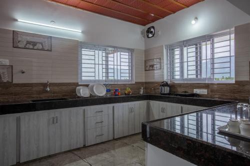 Η κουζίνα ή μικρή κουζίνα στο Sree Bharat Apartment