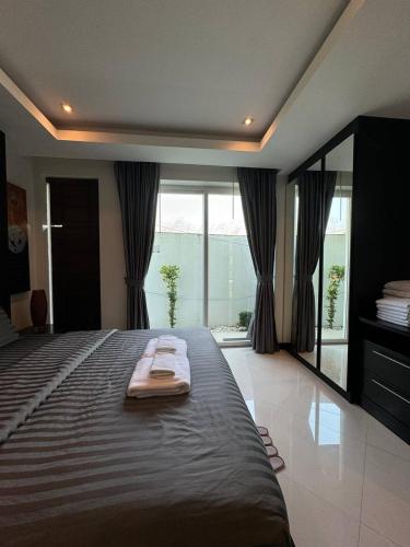Ένα ή περισσότερα κρεβάτια σε δωμάτιο στο Relaxing 2BR Pool Villa I Smart TV I Fast Internet