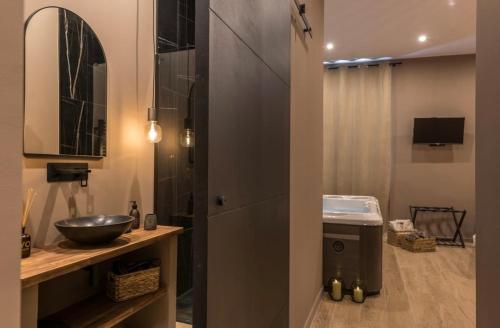 La suite jacuzzi في مارسيليا: حمام مزود بحوض ومِرآة
