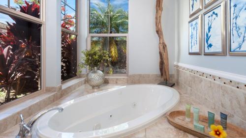 Phòng tắm tại STARFISH Amazing 3BR Home with Best Kulalani Outdoor Living Area