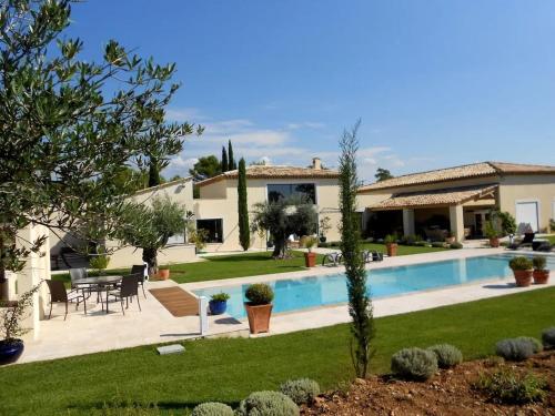 a house with a swimming pool in a yard at Appartement charmant à Seillans avec piscine in Seillans