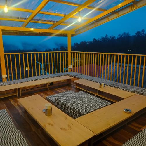 Non Stop Cafe Hostel & Stayにあるバルコニーまたはテラス