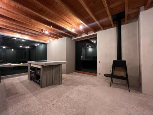 Zimmer mit einem Schreibtisch und einem Stuhl. in der Unterkunft Duinenhuis Edgard in Koksijde