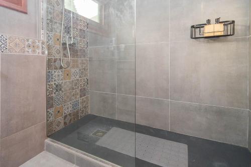 a bathroom with a shower with a glass door at Lightbooking Paraiso Fuerteventura con piscina in Parque Holandes