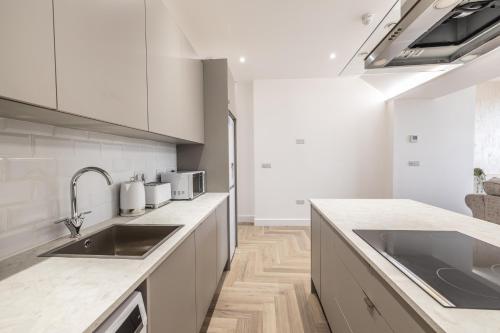 Η κουζίνα ή μικρή κουζίνα στο Deluxe City Escape Perfect For Business & Families & Free Gym By The Pocklington - The Magistrates Suite