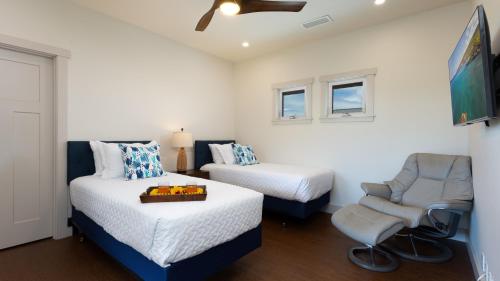 ADVENTURE AWAITS Fun 4BR Ainamalu Home with Private Poolにあるベッド