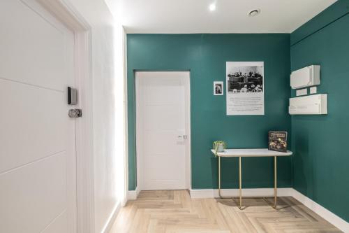 Η κουζίνα ή μικρή κουζίνα στο Deluxe City Escape Perfect For Business & Families & Free Gym By The Pocklington - The Magistrates Suite
