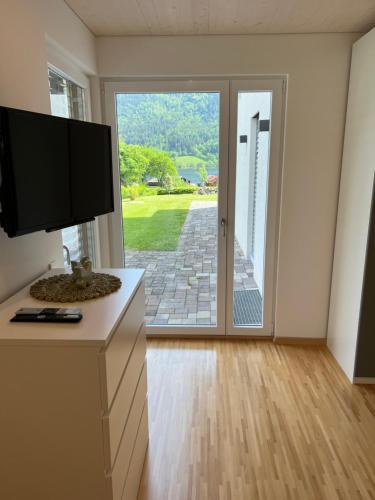TV a/nebo společenská místnost v ubytování FerienSuiten DeLuxe Weissensee