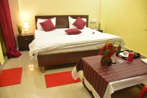 Ένα ή περισσότερα κρεβάτια σε δωμάτιο στο Lucknow Luxury Hotel And Restaurant
