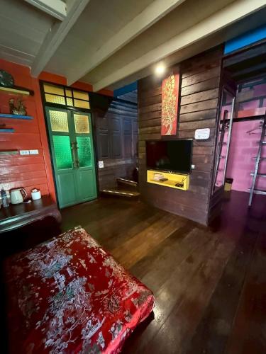 a room with a bed and a tv in a room at tamarind guesthouse in Phra Nakhon Si Ayutthaya