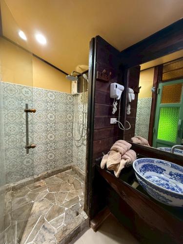 a bathroom with a sink and a shower at tamarind guesthouse in Phra Nakhon Si Ayutthaya