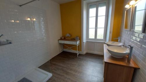 a bathroom with two sinks and a shower at Grand gite familial 5 chambres à Ally, dans le Cantal à côté de Salers in Ally
