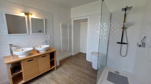 a bathroom with two sinks and a shower at Grand gite familial 5 chambres à Ally, dans le Cantal à côté de Salers in Ally