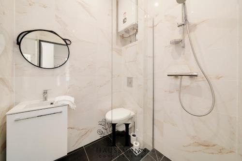 une salle de bains avec douche, lavabo et miroir dans l'établissement Studio Calme avec terrasse, à Nancy