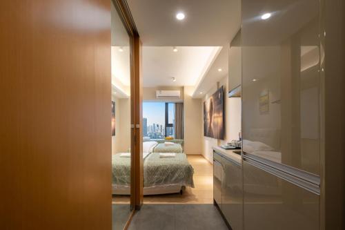 a room with a bed and a bedroom with a window at Suyi Hotel Apartment in Sha-ho-p'u