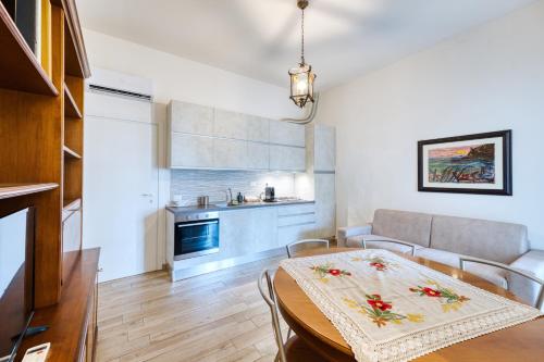 ein Esszimmer mit Tisch und eine Küche in der Unterkunft Casella - Boutique Home in Florence in Florenz