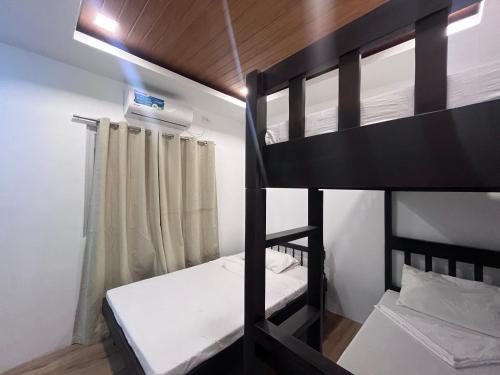 Un dormitorio con dos literas en una habitación. en Jezettes Inn, en Sampong