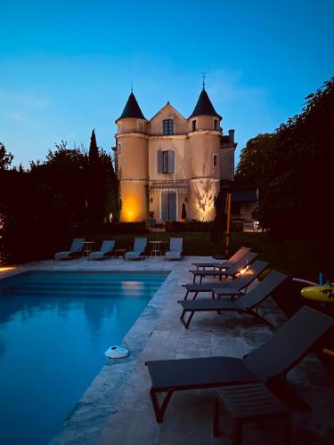 une maison avec piscine devant un immeuble dans l'établissement Petit Château Le Bouge, entire house - logement entier, à Seyches