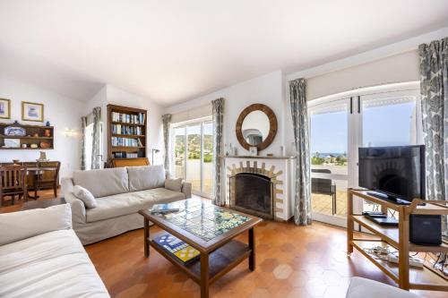 CoolHousesAlgarve Luz, 3 bed linked house, pool, superb panoramic sea view, Casa das Buganvílias